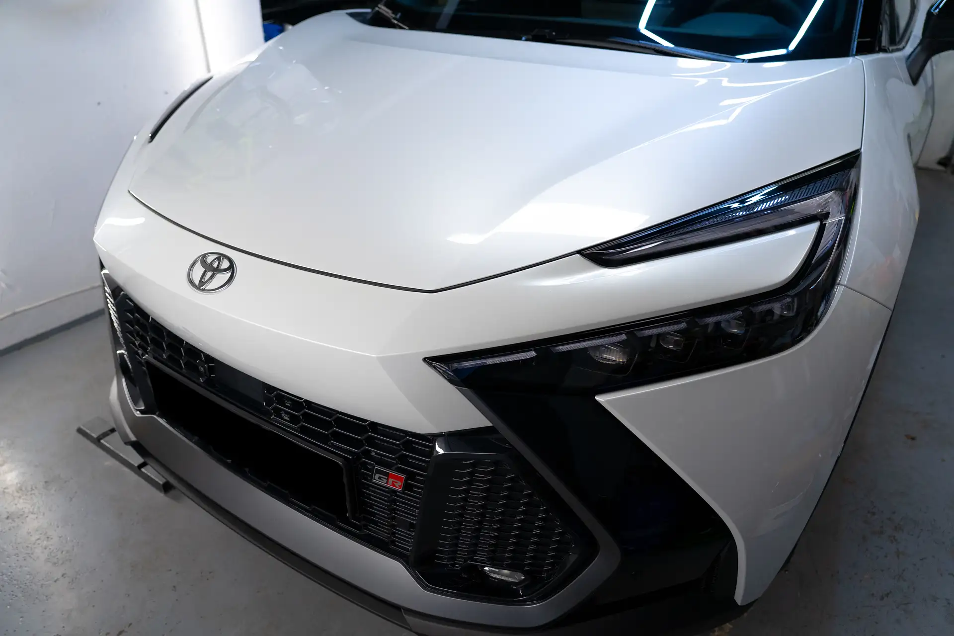 Aplikacja Foli ochronnej PPF na front Toyoty CH-R 2025 w wersji GR
