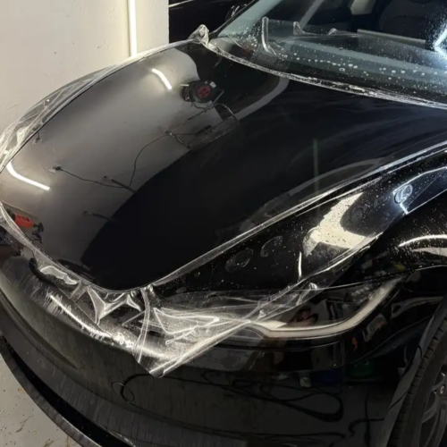 Tesla 3 Podczas zabezpieczania hybrydowego - oklejona i nie wykończona maska folia PPF