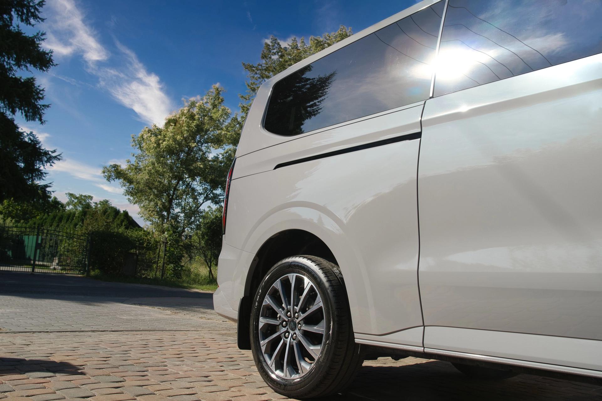 Ford Tourneo po korekcie lakieru i aplikacji 5 letniej powłoki ceramicznej.