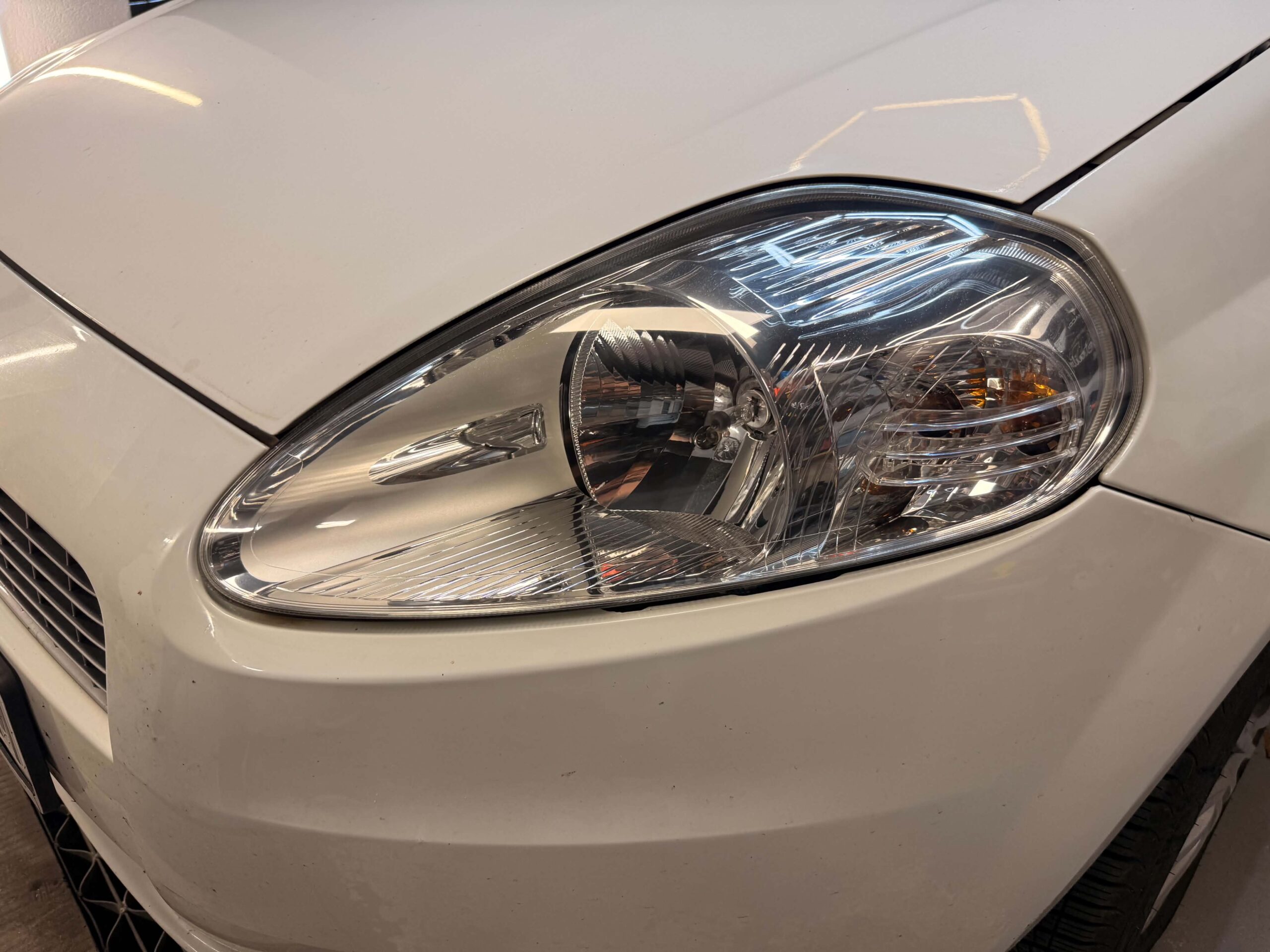 Renowacja reflektorów samochodowych po wykonaniu usługi w CarSpa.Detailing w Kaźmierzu